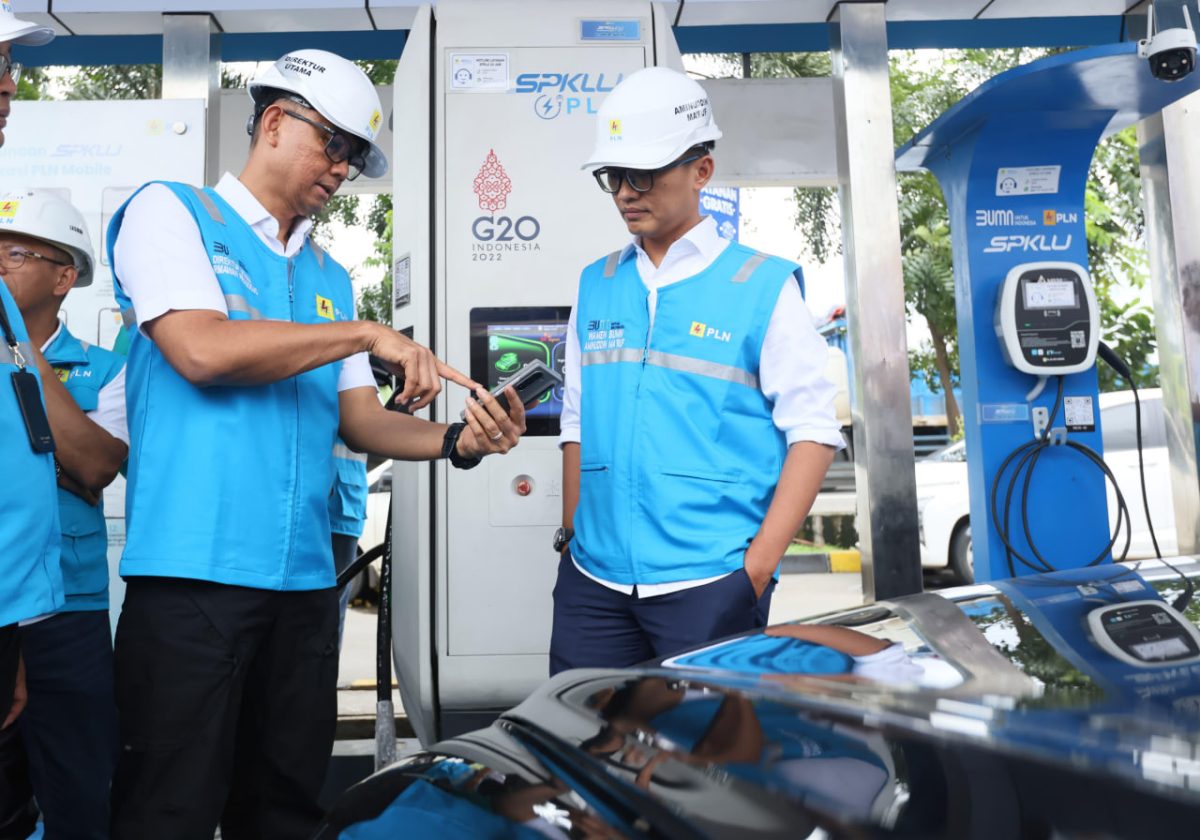 Direktur Utama PLN, Darmawan Prasodjo saat menjelaskan fitur Electric Vehicle Digital Services (EVDS) pada aplikasi PLN Mobile kepada Wakil Menteri BUMN sekaligus Komisaris PLN, Aminuddin Ma'ruf di SPKLU Rest Area KM 43A Tol Jakarta - Merak, Selasa (24/12/2024).  Foto (PLN)