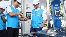 Direktur Utama PLN, Darmawan Prasodjo saat menjelaskan fitur Electric Vehicle Digital Services (EVDS) pada aplikasi PLN Mobile kepada Wakil Menteri BUMN sekaligus Komisaris PLN, Aminuddin Ma'ruf di SPKLU Rest Area KM 43A Tol Jakarta - Merak, Selasa (24/12/2024).  Foto (PLN)