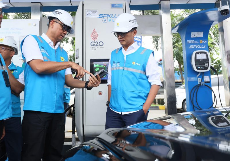 Direktur Utama PLN, Darmawan Prasodjo saat menjelaskan fitur Electric Vehicle Digital Services (EVDS) pada aplikasi PLN Mobile kepada Wakil Menteri BUMN sekaligus Komisaris PLN, Aminuddin Ma'ruf di SPKLU Rest Area KM 43A Tol Jakarta - Merak, Selasa (24/12/2024).  Foto (PLN)