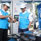 Direktur Utama PLN, Darmawan Prasodjo saat menjelaskan fitur Electric Vehicle Digital Services (EVDS) pada aplikasi PLN Mobile kepada Wakil Menteri BUMN sekaligus Komisaris PLN, Aminuddin Ma'ruf di SPKLU Rest Area KM 43A Tol Jakarta - Merak, Selasa (24/12/2024).  Foto (PLN)