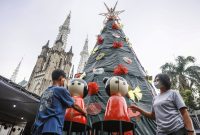 Panitia memasang dekorasi pada pohon Natal di Gereja Katedral Jakarta, Jakarta, Senin (23/12/2024). Gereja Katedral Jakarta menggelar misa malam Natal pada Selasa (24/12) pukul 17.00 wib dan 20.00 wib sedangkan misa Hari Raya Natal terbagi ke dalam tiga sesi pada 25 Desember 2024. (ANTARA FOTO)