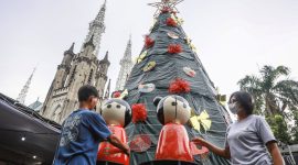 Panitia memasang dekorasi pada pohon Natal di Gereja Katedral Jakarta, Jakarta, Senin (23/12/2024). Gereja Katedral Jakarta menggelar misa malam Natal pada Selasa (24/12) pukul 17.00 wib dan 20.00 wib sedangkan misa Hari Raya Natal terbagi ke dalam tiga sesi pada 25 Desember 2024. (ANTARA FOTO)