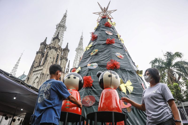 Panitia memasang dekorasi pada pohon Natal di Gereja Katedral Jakarta, Jakarta, Senin (23/12/2024). Gereja Katedral Jakarta menggelar misa malam Natal pada Selasa (24/12) pukul 17.00 wib dan 20.00 wib sedangkan misa Hari Raya Natal terbagi ke dalam tiga sesi pada 25 Desember 2024. (ANTARA FOTO)