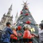 Panitia memasang dekorasi pada pohon Natal di Gereja Katedral Jakarta, Jakarta, Senin (23/12/2024). Gereja Katedral Jakarta menggelar misa malam Natal pada Selasa (24/12) pukul 17.00 wib dan 20.00 wib sedangkan misa Hari Raya Natal terbagi ke dalam tiga sesi pada 25 Desember 2024. (ANTARA FOTO)