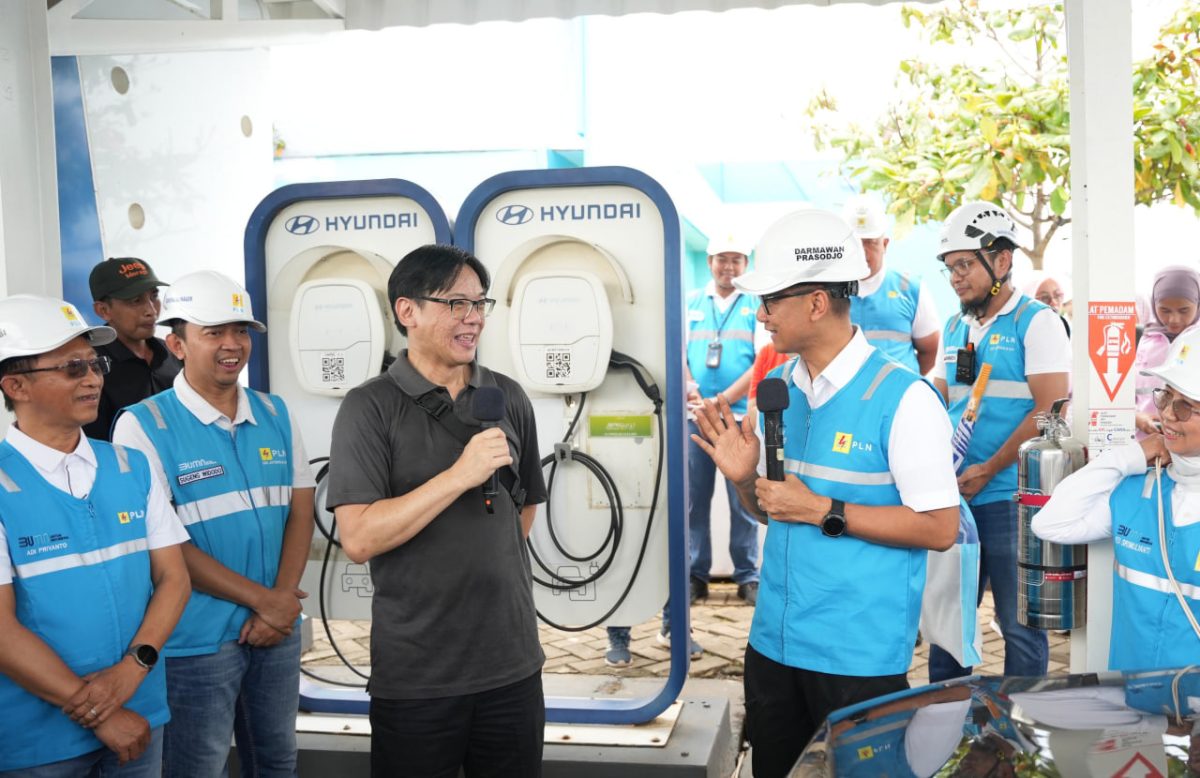 Direktur Utama PT PLN (Persero), Darmawan Prasodjo. saat bertemu dengan Pelanggan atau pengguna kendaraan Listrik di Stasiun Pengisian Kendaraan Listrik Umum (SPKLU). Foto (PLN)