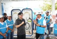 Direktur Utama PT PLN (Persero), Darmawan Prasodjo. saat bertemu dengan Pelanggan atau pengguna kendaraan Listrik di Stasiun Pengisian Kendaraan Listrik Umum (SPKLU). Foto (PLN)