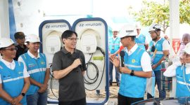 Direktur Utama PT PLN (Persero), Darmawan Prasodjo. saat bertemu dengan Pelanggan atau pengguna kendaraan Listrik di Stasiun Pengisian Kendaraan Listrik Umum (SPKLU). Foto (PLN)