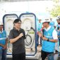 Direktur Utama PT PLN (Persero), Darmawan Prasodjo. saat bertemu dengan Pelanggan atau pengguna kendaraan Listrik di Stasiun Pengisian Kendaraan Listrik Umum (SPKLU). Foto (PLN)