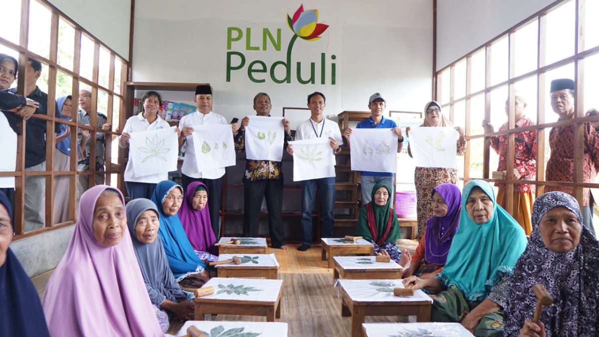 Peresmian Eco School Lentera dihadiri oleh berbagai pihak, termasuk Manager PLN UP2D NTB Faris Fitrianto, Pimpinan Yayasan Lombok Eco International Connection (LEIC) Siti Aisyah, Ketua Kelompok Lansia Eco School Nusantara Mustafa, Kepala Bidang DLHK Lombok Timur Zakaria, serta Kepala Dinas Sosial Lombok Timur Iskandar. Senin (27/12/2024). Foto (PLN NTB).