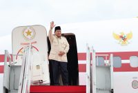 Presiden RI Prabowo Subianto saat akan bertolak ke Mesir dari Pangkalan TNI AU Halim Perdana Kusuma, Jakarta, Selasa (17/12/2024). Foto (Doc.Istimewa)