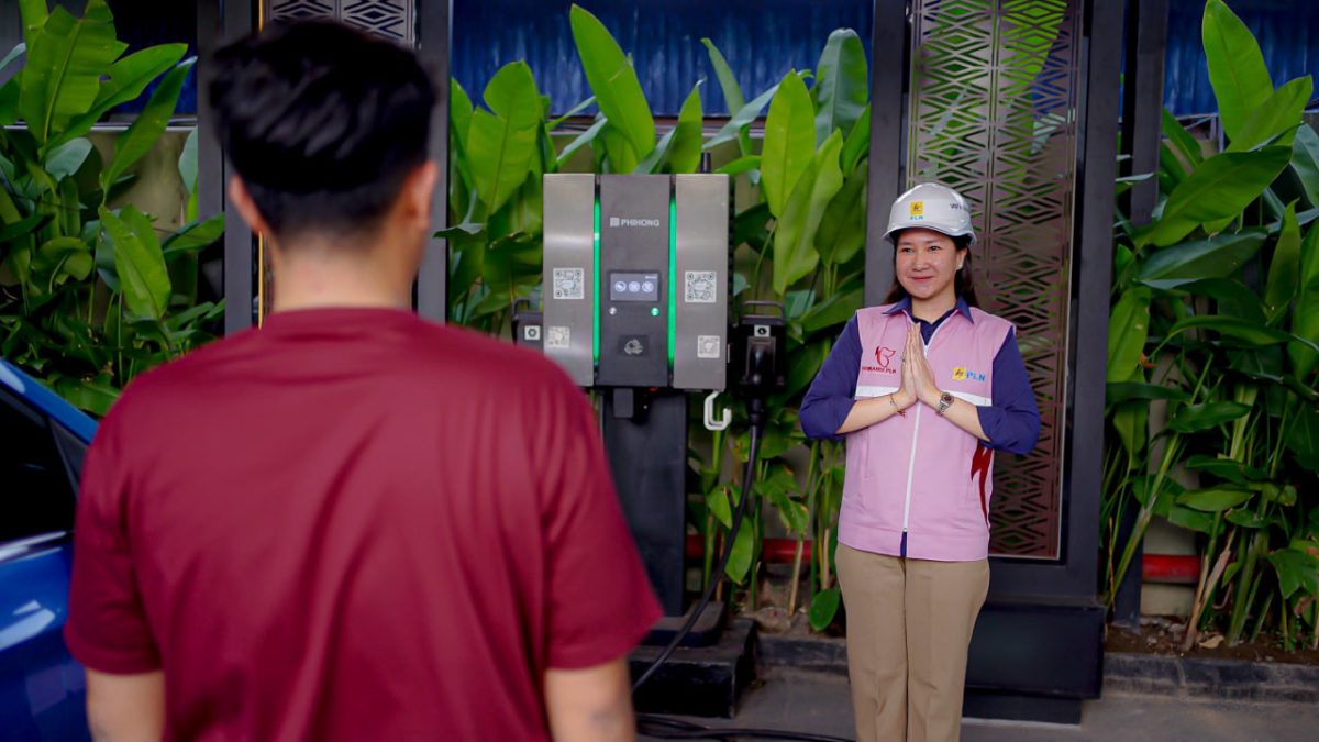Srikandi PLN NTB, membantu pelanggan saat mengisi daya kendaraan listriknya. Foto (Humas PLN NTB).