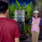 Srikandi PLN NTB, membantu pelanggan saat mengisi daya kendaraan listriknya. Foto (Humas PLN NTB).