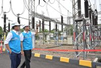 Wakil Menteri BUMN, Aminuddin Ma'ruf (kiri) didampingi Direktur Utama PLN, Darmawan Prasodjo (kanan) saat meninjau langsung Gardu Induk 150 kV Cilegon Lama, Cilegon pada Selasa (24/12/2024). Foto (PLN) 
