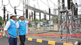 Wakil Menteri BUMN, Aminuddin Ma'ruf (kiri) didampingi Direktur Utama PLN, Darmawan Prasodjo (kanan) saat meninjau langsung Gardu Induk 150 kV Cilegon Lama, Cilegon pada Selasa (24/12/2024). Foto (PLN) 