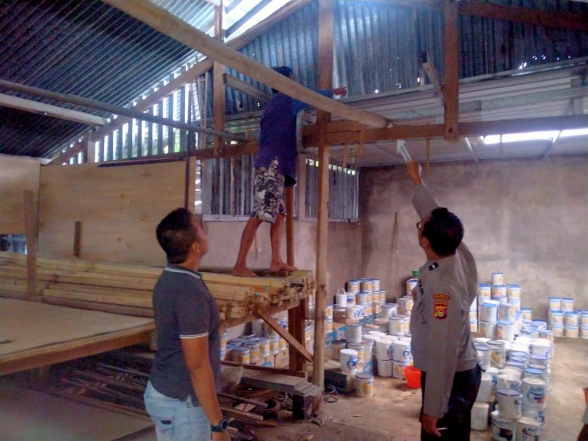 Personil piket SPKT Polsek Gunungsari saat melakukan olah TKP Toko Bangunan di Dusun Perempung, Desa Taman Sari, Kecamatan Gunungsari, Kabupaten Lombok Barat. Foto (Humas Polresta Mataram)
