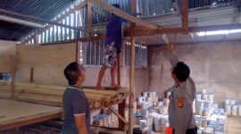 Personil piket SPKT Polsek Gunungsari saat melakukan olah TKP Toko Bangunan di Dusun Perempung, Desa Taman Sari, Kecamatan Gunungsari, Kabupaten Lombok Barat. Foto (Humas Polresta Mataram)
