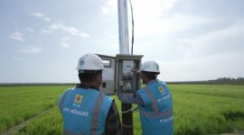 Petugas PLN sedang melakukan pengecekan listrik untuk pompa pengairan sawah di Kampung Telaga Sari, Merauke, Papua Selatan. Melalui program _Electrifying Agriculture_, kini produktivitas para petani di kampung tersebut semakin meningkat. Foto (PLN)