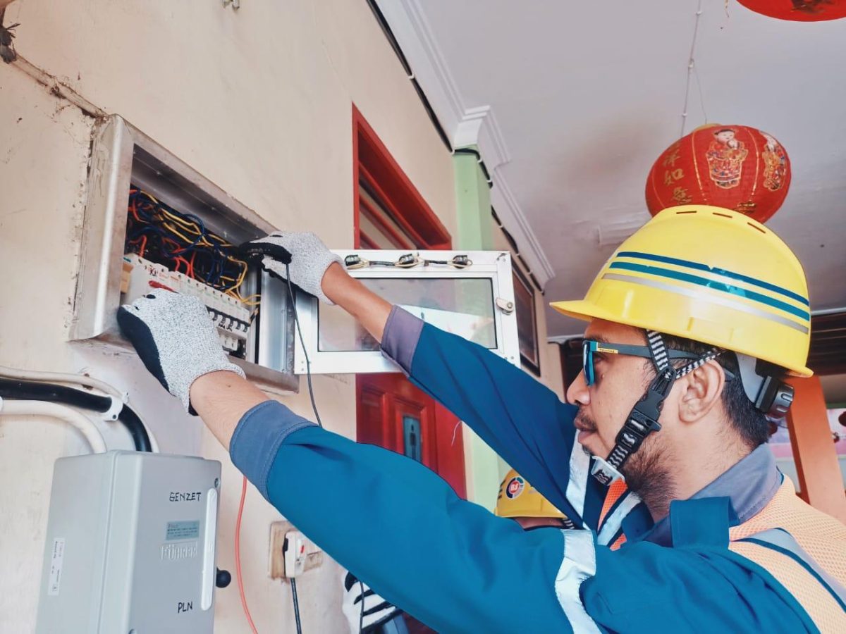 Petugas PLN melakukan pengecekan instalasi di rumah ibadah umat abudha di Kelenteng Pao Hwa Kong yang berlokasi di Kota Tua Ampenan, Selasa (28/01/2025). Foto (PLN NTB).
