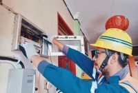 Petugas PLN melakukan pengecekan instalasi di rumah ibadah umat abudha di Kelenteng Pao Hwa Kong yang berlokasi di Kota Tua Ampenan, Selasa (28/01/2025). Foto (PLN NTB).