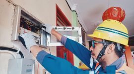 Petugas PLN melakukan pengecekan instalasi di rumah ibadah umat abudha di Kelenteng Pao Hwa Kong yang berlokasi di Kota Tua Ampenan, Selasa (28/01/2025). Foto (PLN NTB).