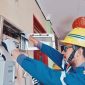 Petugas PLN melakukan pengecekan instalasi di rumah ibadah umat abudha di Kelenteng Pao Hwa Kong yang berlokasi di Kota Tua Ampenan, Selasa (28/01/2025). Foto (PLN NTB).