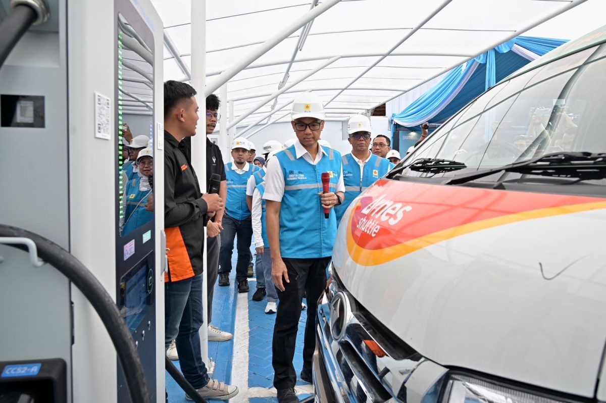 Direktur Utama PLN, Darmawan Prasodjo saat mengunjungi salah satu Stasiun Pengisian Kendaraan Listrik Umum (SPKLU). Foto (PLN)