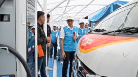 Direktur Utama PLN, Darmawan Prasodjo saat mengunjungi salah satu Stasiun Pengisian Kendaraan Listrik Umum (SPKLU). Foto (PLN)