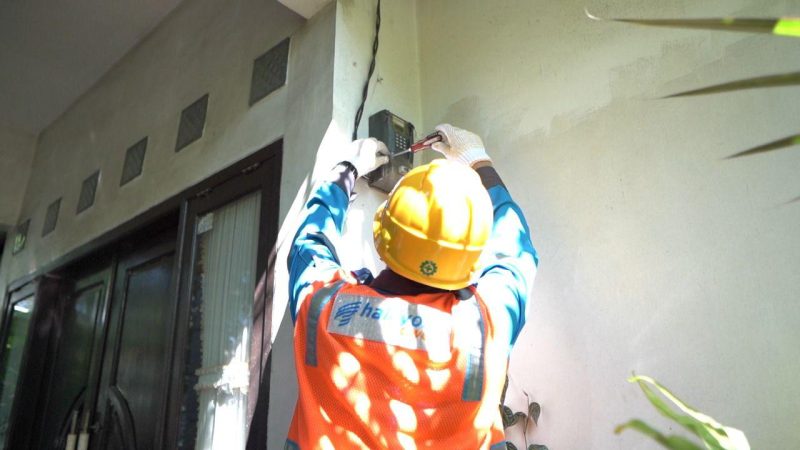 Ilustrasi petugas PLN saat memeriksa instalasi kWh meter milik pelanggan. Foto (PLN)