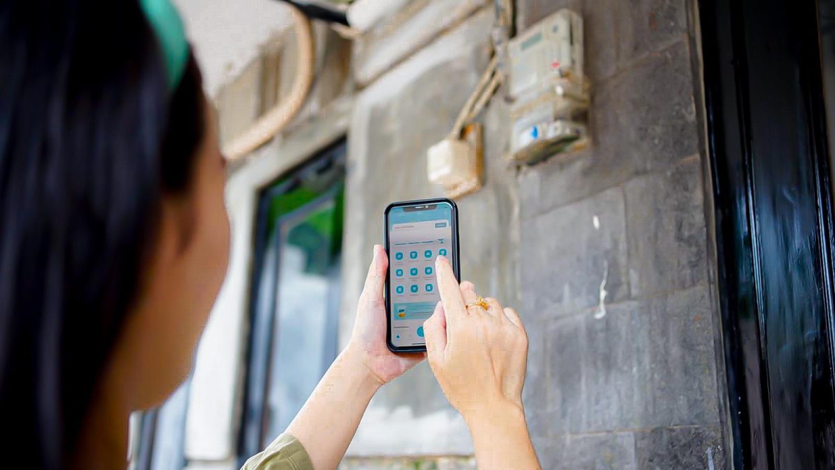 Pelanggan PLN siap siap infut token listrik Diskon 50% transaksi dari Aplikasi PLN Mobile. Foto (Humas PLN NTB)