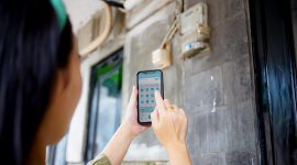 Pelanggan PLN siap siap infut token listrik Diskon 50% transaksi dari Aplikasi PLN Mobile. Foto (Humas PLN NTB)