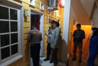 Pihak polisi dari Unit Reskrim Polsek Sandubaya Polresta Mataram saat di TKP penemuan jasad bayi. Foto (Humas Polresta Mataram)