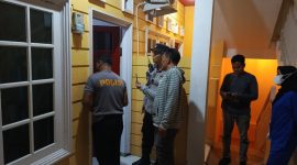 Pihak polisi dari Unit Reskrim Polsek Sandubaya Polresta Mataram saat di TKP penemuan jasad bayi. Foto (Humas Polresta Mataram)