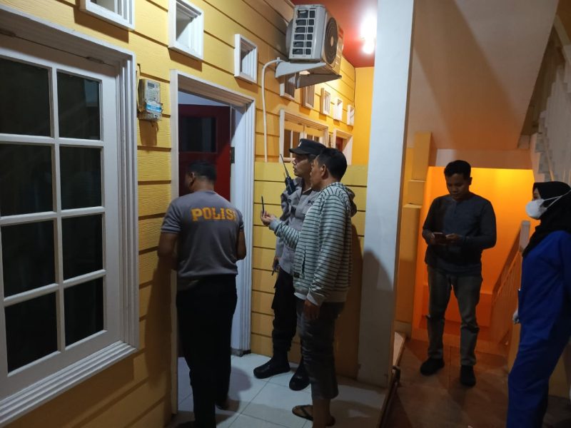 Pihak polisi dari Unit Reskrim Polsek Sandubaya Polresta Mataram saat di TKP penemuan jasad bayi. Foto (Humas Polresta Mataram)