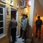 Pihak polisi dari Unit Reskrim Polsek Sandubaya Polresta Mataram saat di TKP penemuan jasad bayi. Foto (Humas Polresta Mataram)