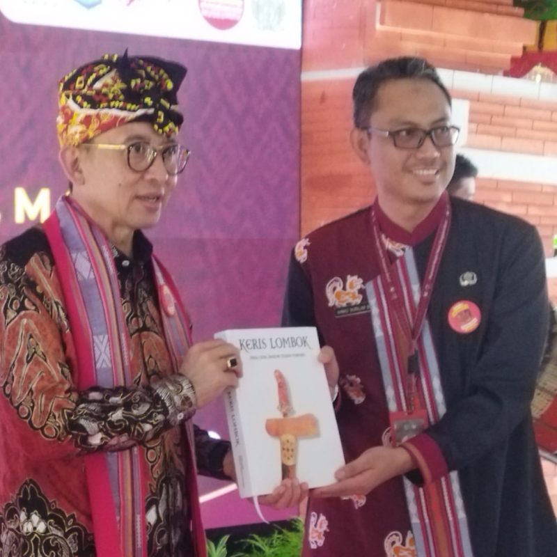 Menteri Kebudayaan Fadli Zon bersama Kepala Museum NTB Ahmad Nuralam. Foto (DSHD)