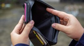 Ilustrasi dompet kosong yang kini menimpa istri keluarga tersangka Hakim PN Surabaya yang terlibat kasus suap Ronald Tannur. (Pexels.com/@Ahsanjaya)