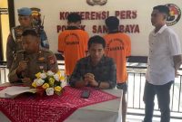 Polsek Sandubaya saat gelar konferensi Pers kasus pencurian bawang putih di pasar mandalika Mataram dengan terduga pelaku berinisial JA (25) dan GR (21). Foto (Polresta Mataram)
