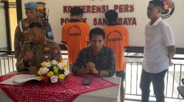 Polsek Sandubaya saat gelar konferensi Pers kasus pencurian bawang putih di pasar mandalika Mataram dengan terduga pelaku berinisial JA (25) dan GR (21). Foto (Polresta Mataram)