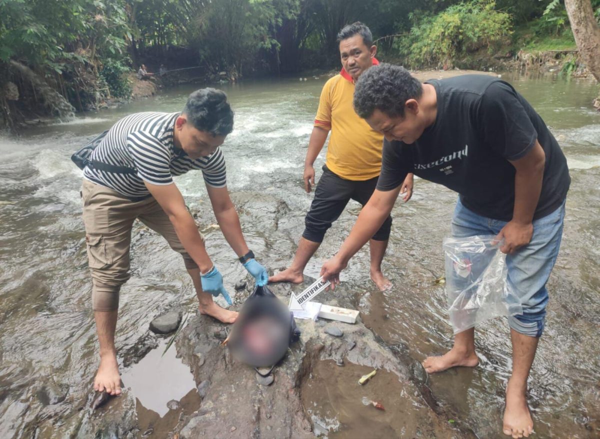 Penemuan jasad bayi baru lahir di aliran Kali Ancar atau dikenal sebagai Kokok Belek, Minggu (12/01/2025). Foto (Humas Polresta Mataram).