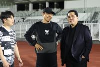 Potret mantan pelatih Timnas Indonesia, Shin Tae-yong bersama Ketum PSSI, Erick Thohir saat sesi latihan skuad Garuda. (Instagram.com/@shintaeyong7777)