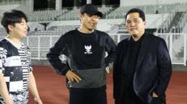 Potret mantan pelatih Timnas Indonesia, Shin Tae-yong bersama Ketum PSSI, Erick Thohir saat sesi latihan skuad Garuda. (Instagram.com/@shintaeyong7777)