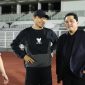 Potret mantan pelatih Timnas Indonesia, Shin Tae-yong bersama Ketum PSSI, Erick Thohir saat sesi latihan skuad Garuda. (Instagram.com/@shintaeyong7777)