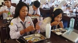 ilustrasi siswa sekolah sedang menikmati Makan Bergizi Gratis. Foto (Doc.Ist).