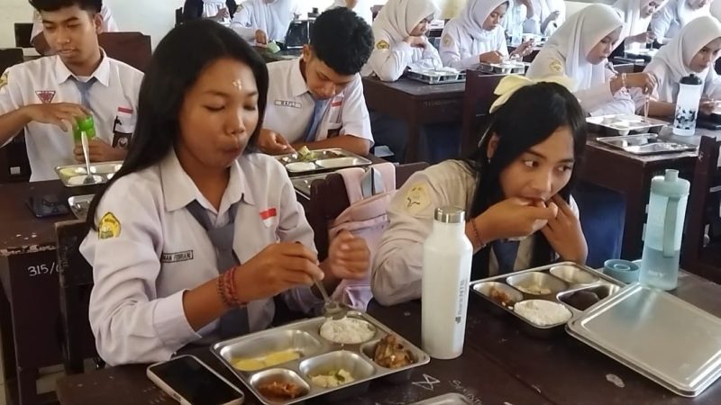 ilustrasi siswa sekolah sedang menikmati Makan Bergizi Gratis. Foto (Doc.Ist).