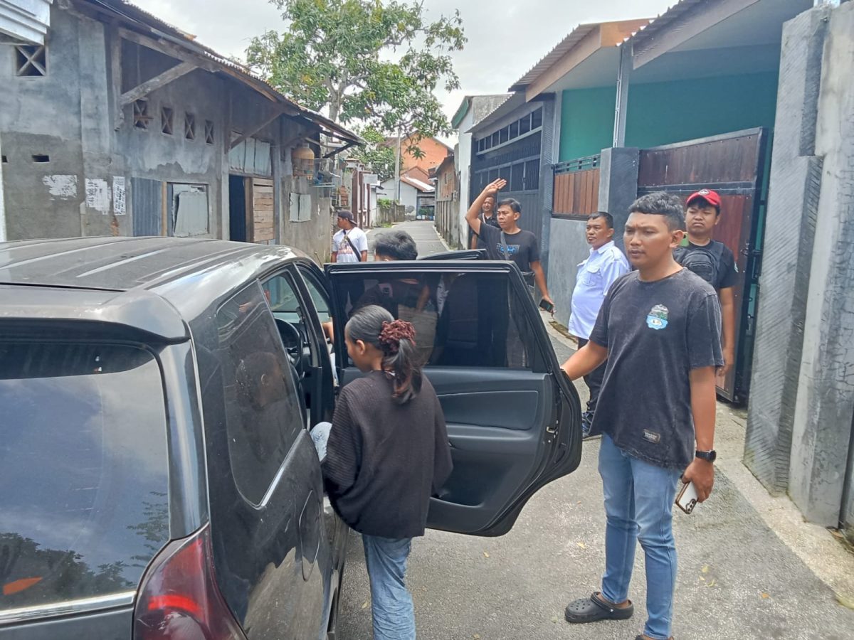 Polisi Tim Resmob Polresta Mataram, Tim Opsnal Unit Reskrim Polsek Sandubaya mengamankan E (17), pelajar salah satu SMA di Kota Mataram, pada Rabu 15 Januari 2025. Foto (Humas Polresta Mataram).