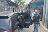 Polisi Tim Resmob Polresta Mataram, Tim Opsnal Unit Reskrim Polsek Sandubaya mengamankan E (17), pelajar salah satu SMA di Kota Mataram, pada Rabu 15 Januari 2025. Foto (Humas Polresta Mataram).