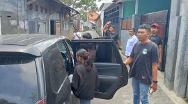 Polisi Tim Resmob Polresta Mataram, Tim Opsnal Unit Reskrim Polsek Sandubaya mengamankan E (17), pelajar salah satu SMA di Kota Mataram, pada Rabu 15 Januari 2025. Foto (Humas Polresta Mataram).
