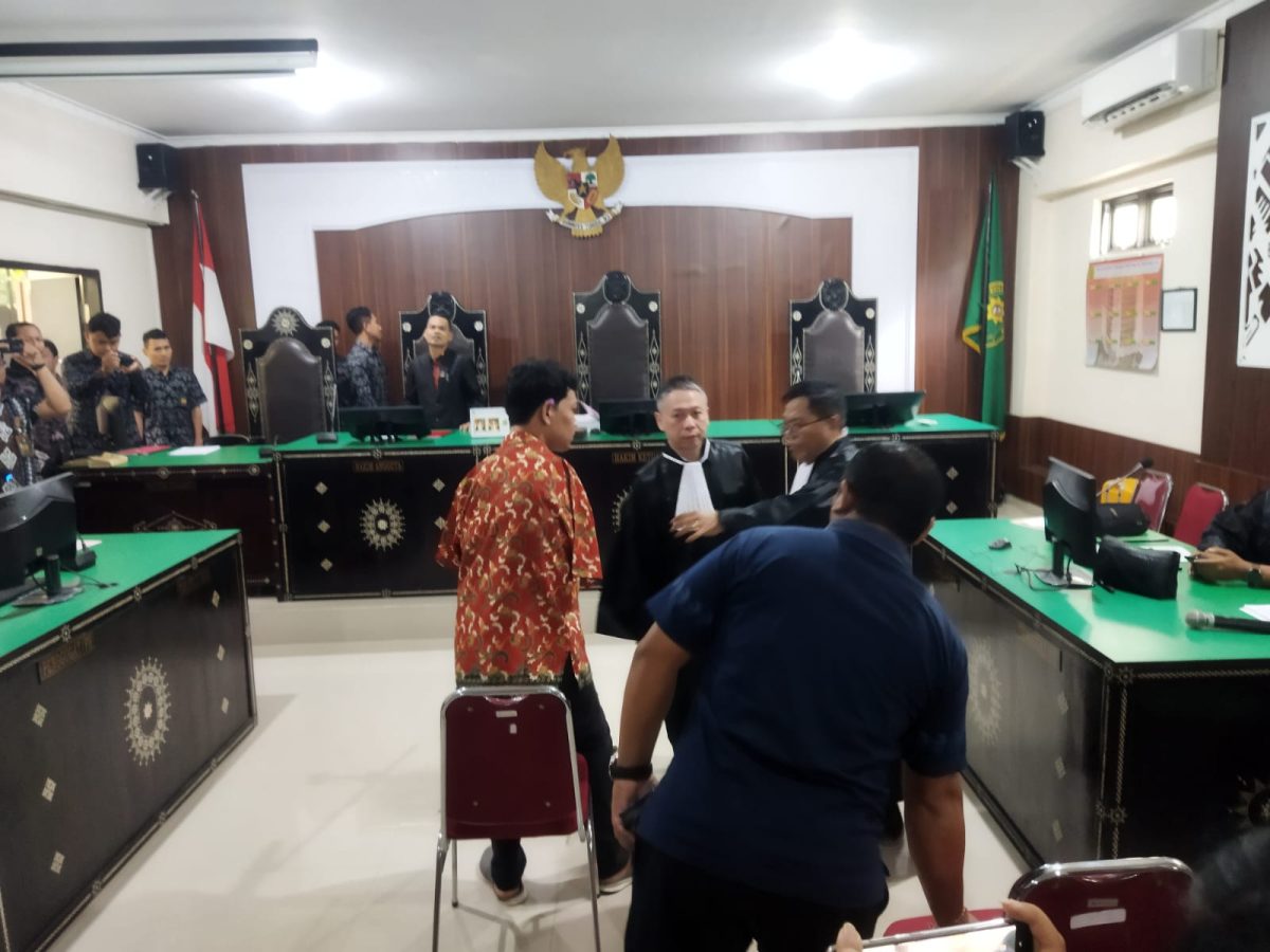 Sidang Perdana IWAS alias Agus Buntung digelar di Pengadilan Negeri Mataram pada Kamis 16 Januari 2025. Foto (Dedi Suhadi)
