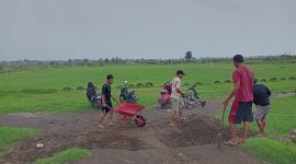 Kelompok Pemuda Peduli Lapangan Pringgabaya (KP2L) saat melakukan potong rumput di lapangan Sepak bola, Desa Pringgabaya. Jumat (17/01/2025). Foto (Doc.Ist).