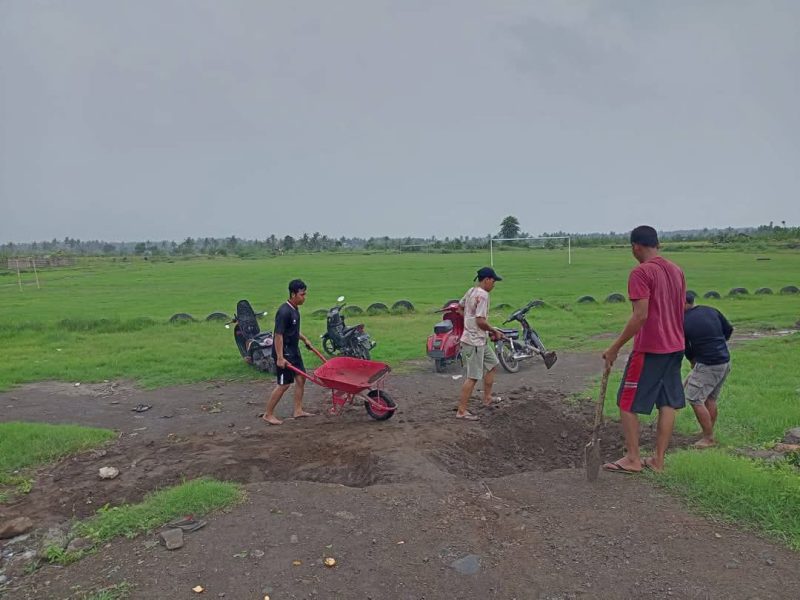 Kelompok Pemuda Peduli Lapangan Pringgabaya (KP2L) saat melakukan potong rumput di lapangan Sepak bola, Desa Pringgabaya. Jumat (17/01/2025). Foto (Doc.Ist).